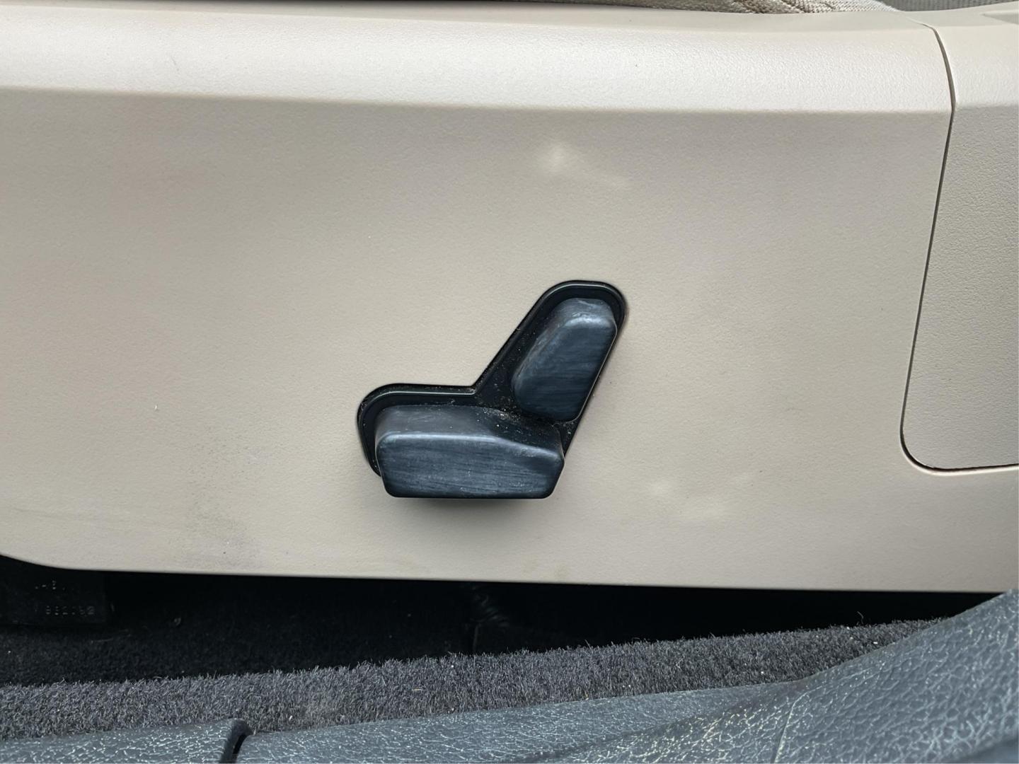 2011 Chrysler 200 Touring (1C3BC1FG5BN) with an 3.6L V6 DOHC 24V FFV engine, 6-Speed Automatic transmission, located at 1230 East Main St, Xenia, OH, 45385, (937) 908-9800, 39.688026, -83.910172 - 2011 Chrysler 200 Touring - Photo#16