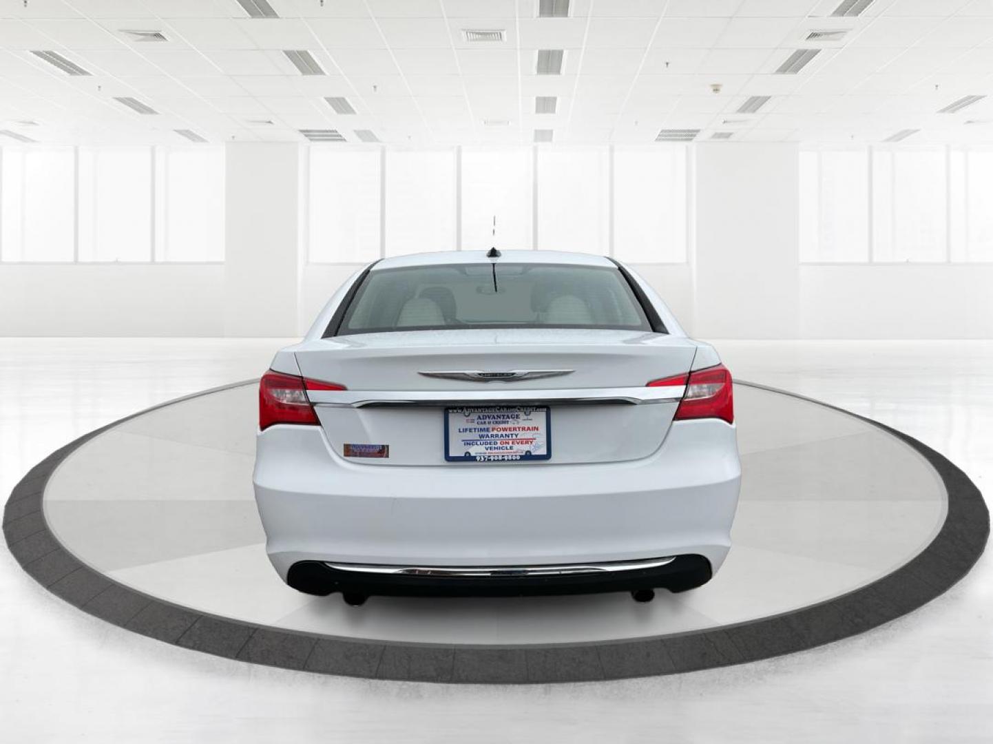 2011 Chrysler 200 Touring (1C3BC1FG5BN) with an 3.6L V6 DOHC 24V FFV engine, 6-Speed Automatic transmission, located at 1230 East Main St, Xenia, OH, 45385, (937) 908-9800, 39.688026, -83.910172 - 2011 Chrysler 200 Touring - Photo#3