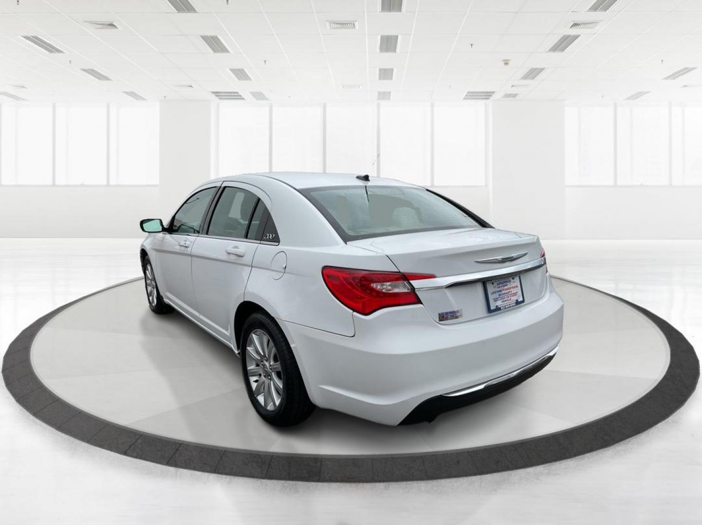 2011 Chrysler 200 Touring (1C3BC1FG5BN) with an 3.6L V6 DOHC 24V FFV engine, 6-Speed Automatic transmission, located at 1230 East Main St, Xenia, OH, 45385, (937) 908-9800, 39.688026, -83.910172 - 2011 Chrysler 200 Touring - Photo#4