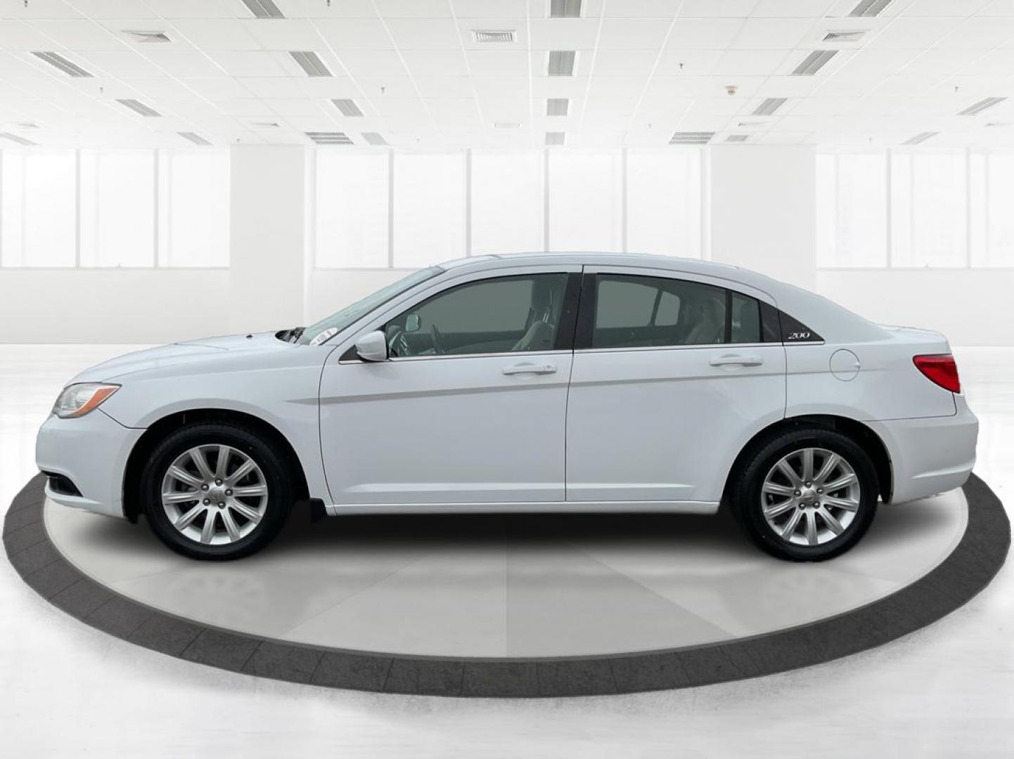 2011 Chrysler 200 Touring (1C3BC1FG5BN) with an 3.6L V6 DOHC 24V FFV engine, 6-Speed Automatic transmission, located at 1230 East Main St, Xenia, OH, 45385, (937) 908-9800, 39.688026, -83.910172 - 2011 Chrysler 200 Touring - Photo#5