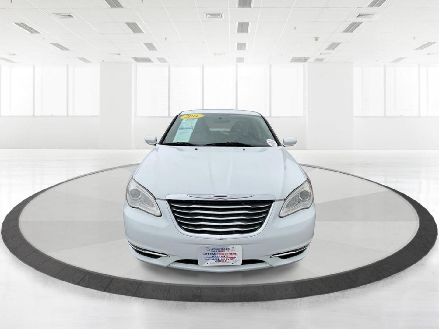 2011 Chrysler 200 Touring (1C3BC1FG5BN) with an 3.6L V6 DOHC 24V FFV engine, 6-Speed Automatic transmission, located at 1230 East Main St, Xenia, OH, 45385, (937) 908-9800, 39.688026, -83.910172 - 2011 Chrysler 200 Touring - Photo#6