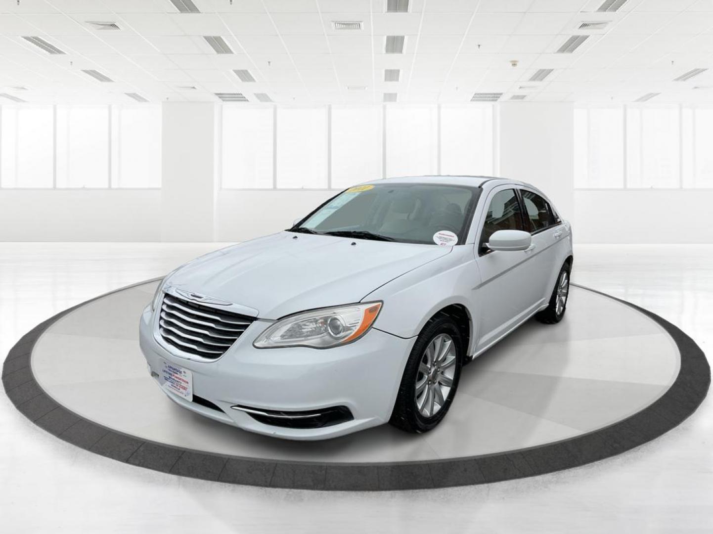 2011 Chrysler 200 Touring (1C3BC1FG5BN) with an 3.6L V6 DOHC 24V FFV engine, 6-Speed Automatic transmission, located at 1230 East Main St, Xenia, OH, 45385, (937) 908-9800, 39.688026, -83.910172 - 2011 Chrysler 200 Touring - Photo#7