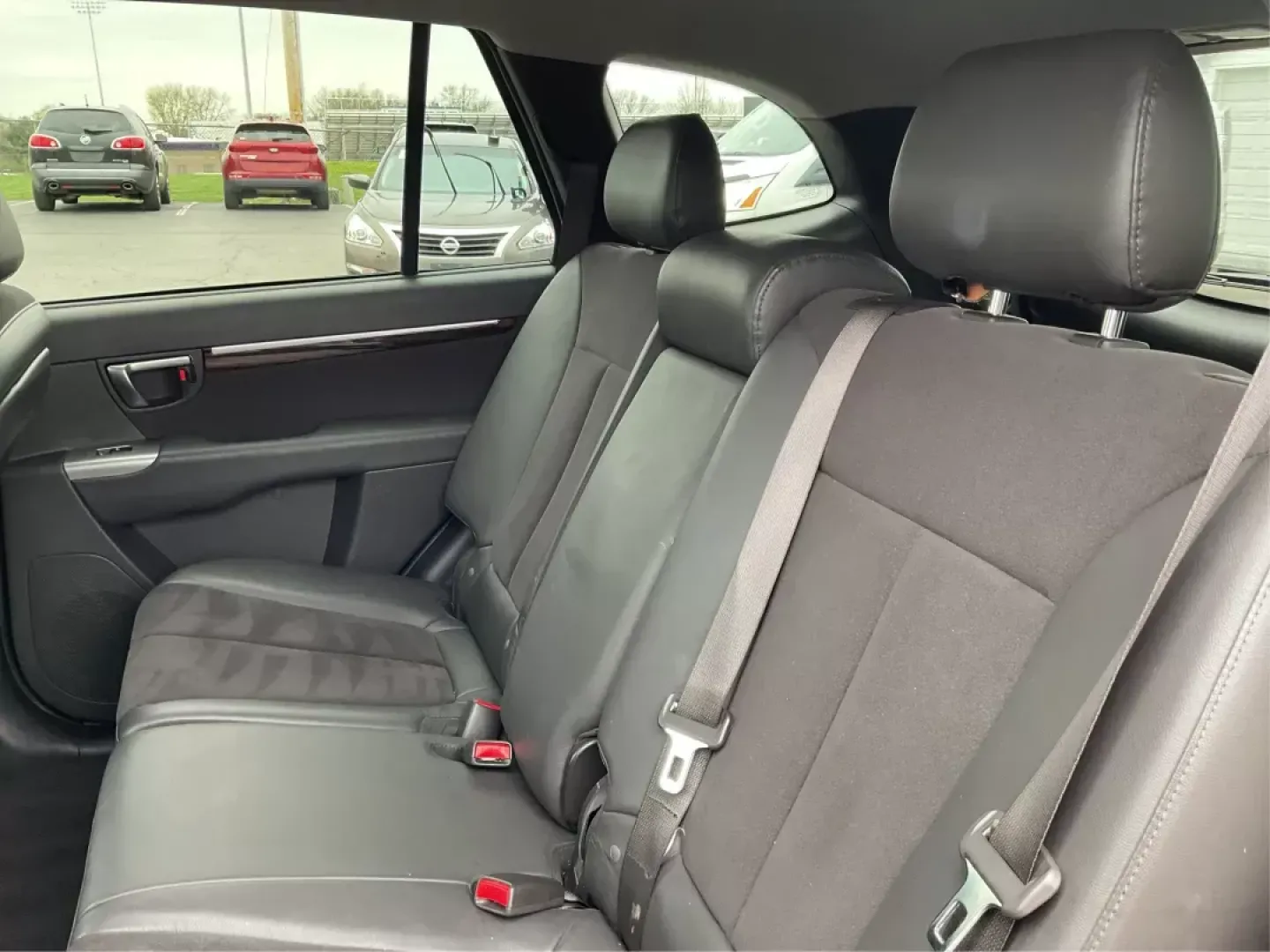 2011 Hyundai Santa Fe SE (5XYZHDAG5BG) with an 3.5L V-6 DOHC engine, located at 1184 Kauffman Ave, Fairborn, OH, 45324, (937) 908-9800, 39.807072, -84.030914 - **2011 Hyundai Santa Fe SE Your Next Adventure Awaits!** <br /> <br /> If you're in the market for a reliable SUV that seamlessly fits into your lifestyle, look no further than this stunning 2011 Hyundai Santa Fe SE, available for just $14,995 at Advantage Car and Credit in Fairborn, OH. Whether y - Photo#9