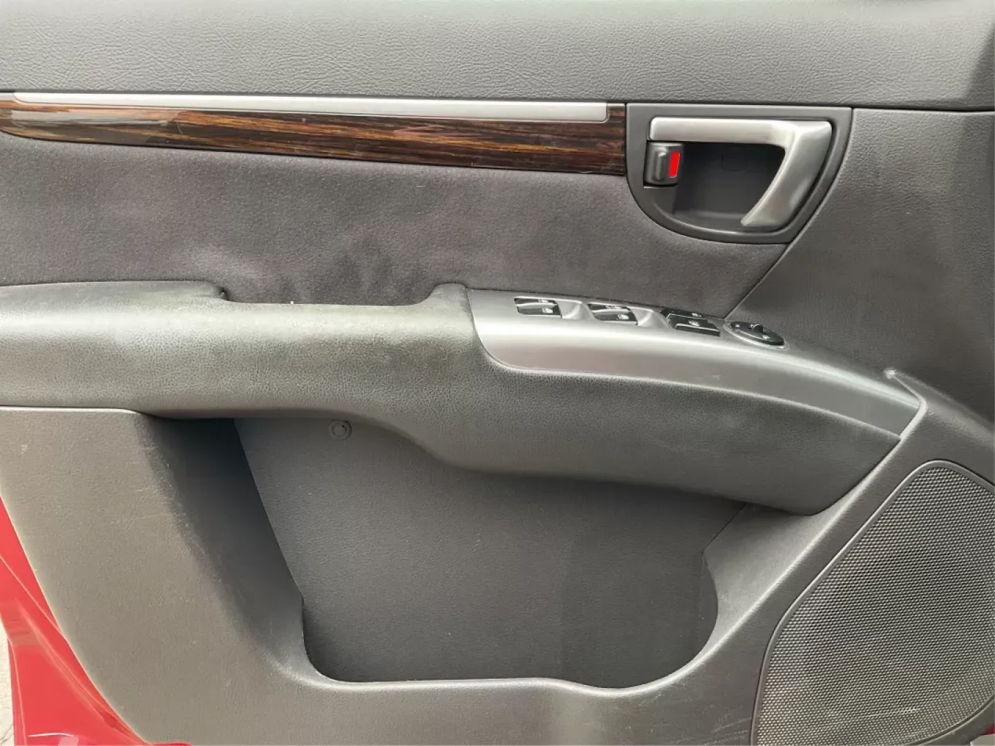 2011 Hyundai Santa Fe SE (5XYZHDAG5BG) with an 3.5L V-6 DOHC engine, located at 1184 Kauffman Ave, Fairborn, OH, 45324, (937) 908-9800, 39.807072, -84.030914 - **2011 Hyundai Santa Fe SE Your Next Adventure Awaits!** <br /> <br /> If you're in the market for a reliable SUV that seamlessly fits into your lifestyle, look no further than this stunning 2011 Hyundai Santa Fe SE, available for just $14,995 at Advantage Car and Credit in Fairborn, OH. Whether y - Photo#17