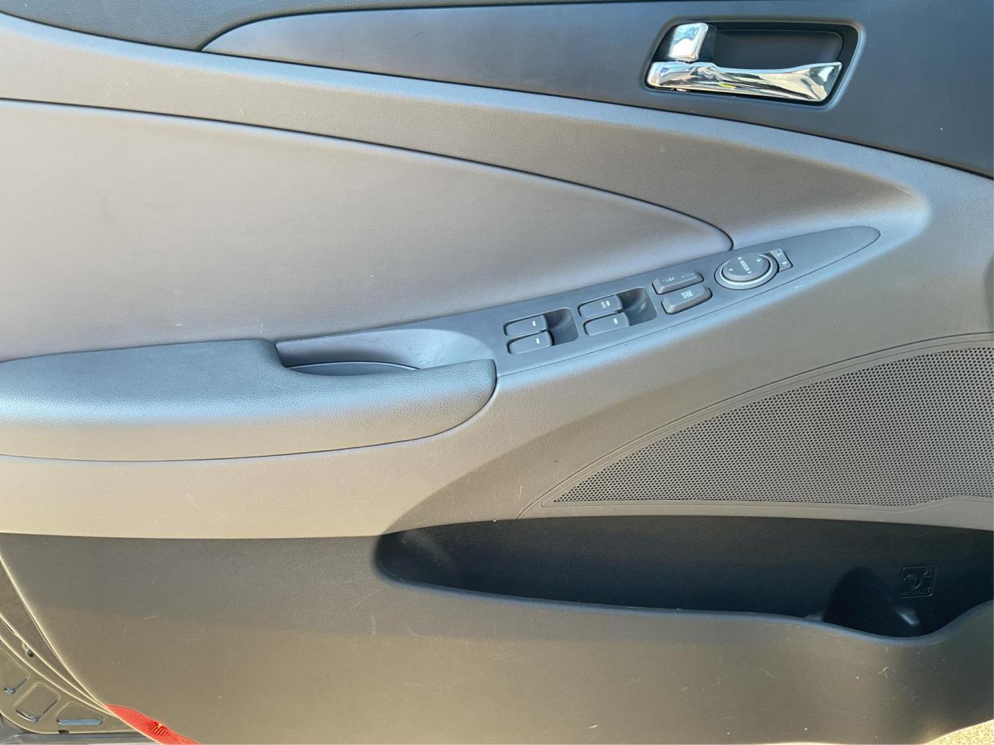 2011 Hyundai Sonata GLS (5NPEB4AC0BH) with an 2.4L I-4 gasoline direct injection engine, located at 8750 N County Rd 25A, Piqua, OH, 45356, (937) 908-9800, 40.164391, -84.232513 - 2011 Hyundai Sonata GLS - Photo#17