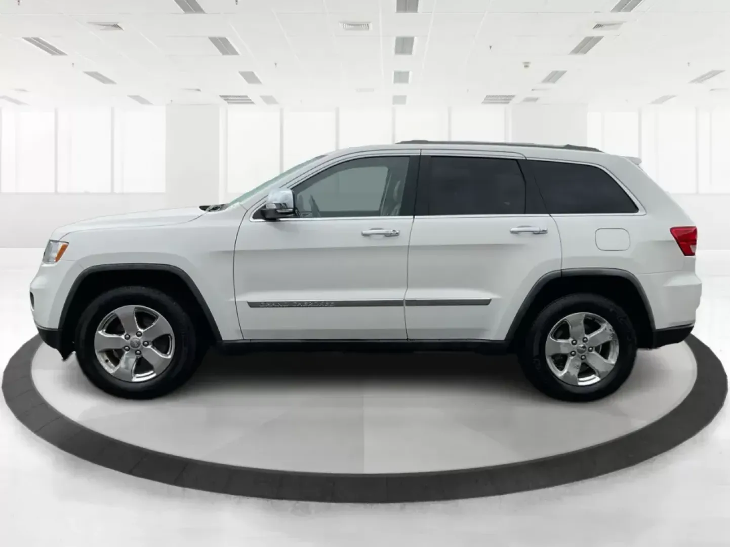 2011 Jeep Grand Cherokee Limited (1J4RR5GG2BC) with an Other engine, located at 4508 South Dixie Dr, Moraine, OH, 45439, (937) 908-9800, 39.689976, -84.218452 - 2011 Jeep Grand Cherokee Limited - Photo#6