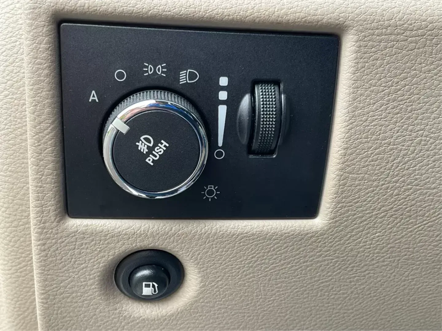 2011 Jeep Grand Cherokee Limited (1J4RR5GG2BC) with an Other engine, located at 4508 South Dixie Dr, Moraine, OH, 45439, (937) 908-9800, 39.689976, -84.218452 - 2011 Jeep Grand Cherokee Limited - Photo#17