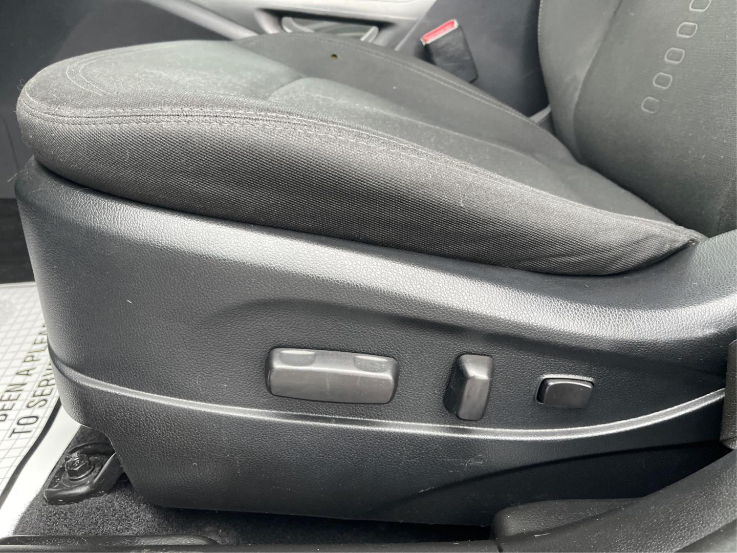 2011 Kia Sportage EX AWD (KNDPCCA29B7) with an 2.4L V6 DOHC 24V engine, 6-Speed Automatic transmission, located at 1184 Kauffman Ave, Fairborn, OH, 45324, (937) 908-9800, 39.807072, -84.030914 - 2011 Kia Sportage EX AWD - Photo#17