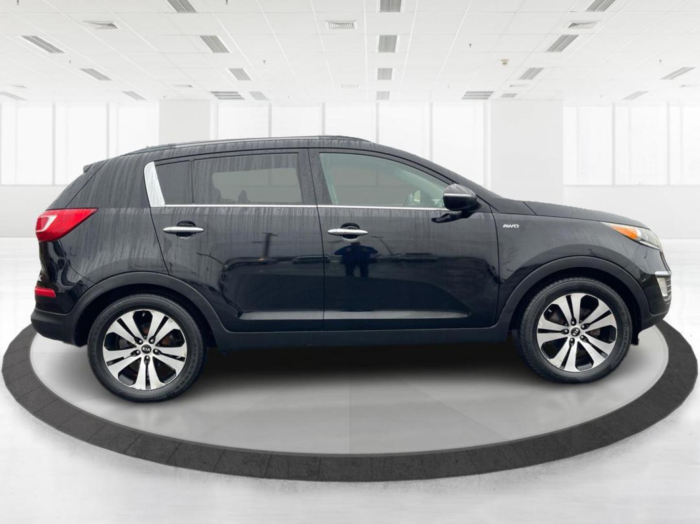 2011 Kia Sportage EX AWD (KNDPCCA29B7) with an 2.4L V6 DOHC 24V engine, 6-Speed Automatic transmission, located at 1184 Kauffman Ave, Fairborn, OH, 45324, (937) 908-9800, 39.807072, -84.030914 - 2011 Kia Sportage EX AWD - Photo#1