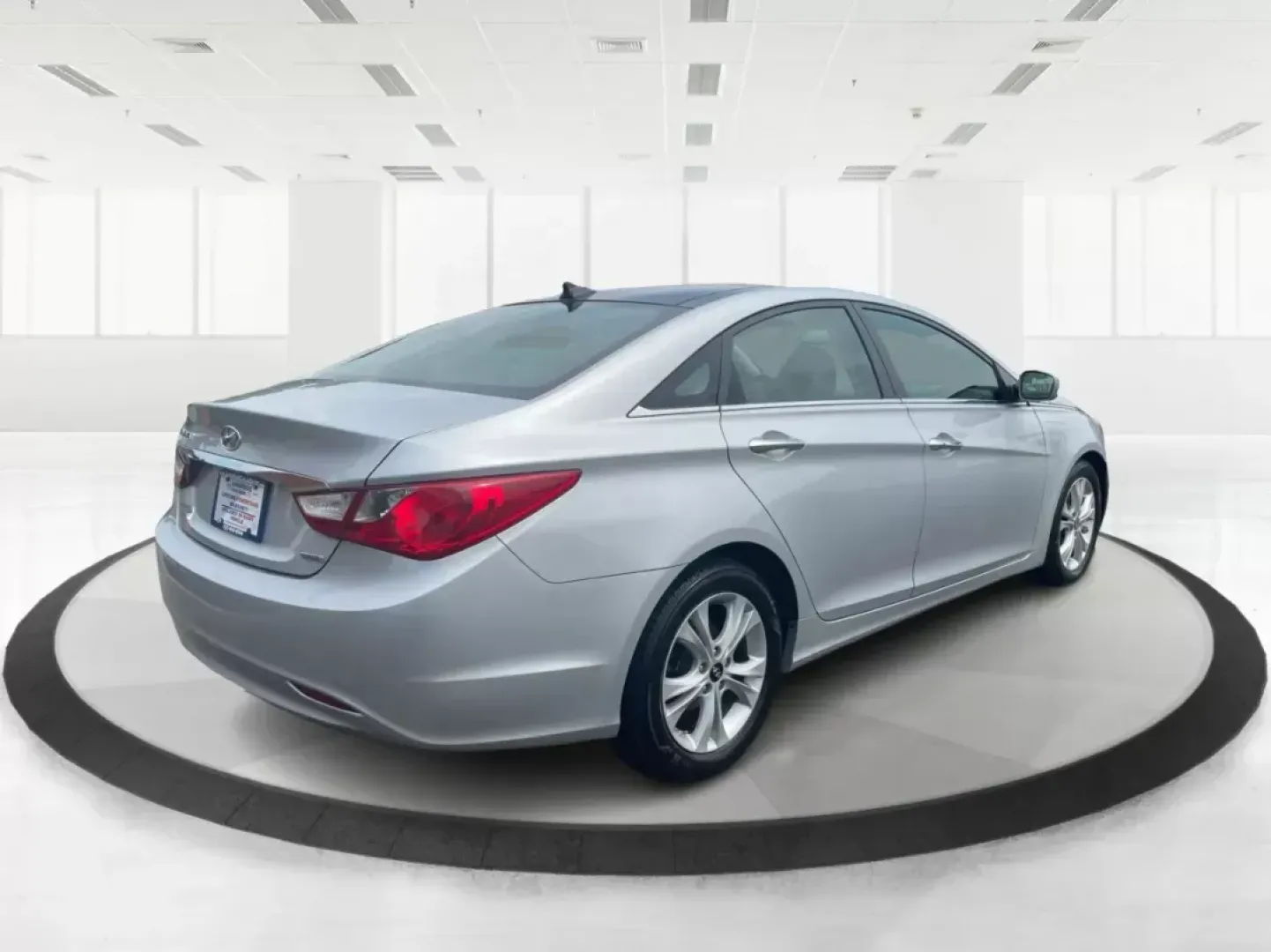 2012 Hyundai Sonata Limited (5NPEC4AC5CH) with an 2.4L I-4 gasoline direct injection engine, located at 1230 East Main St, Xenia, OH, 45385, (937) 908-9800, 39.688026, -83.910172 - One Owner - Photo#2