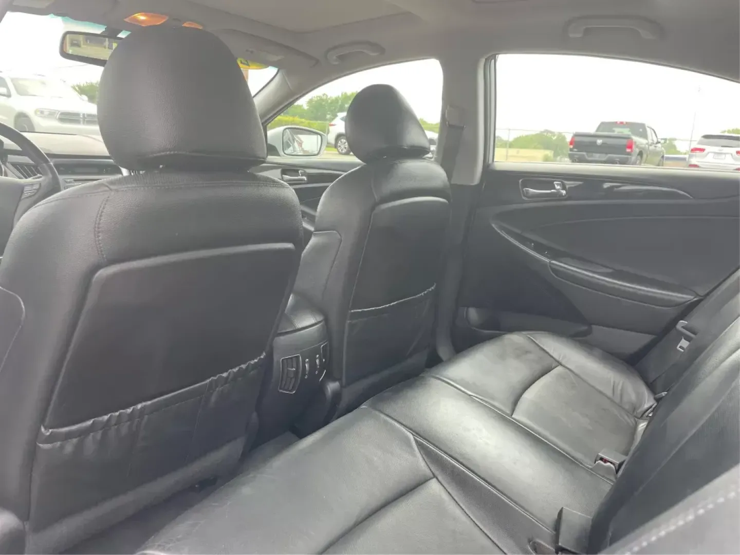 2012 Hyundai Sonata Limited (5NPEC4AC5CH) with an 2.4L I-4 gasoline direct injection engine, located at 1230 East Main St, Xenia, OH, 45385, (937) 908-9800, 39.688026, -83.910172 - One Owner - Photo#9