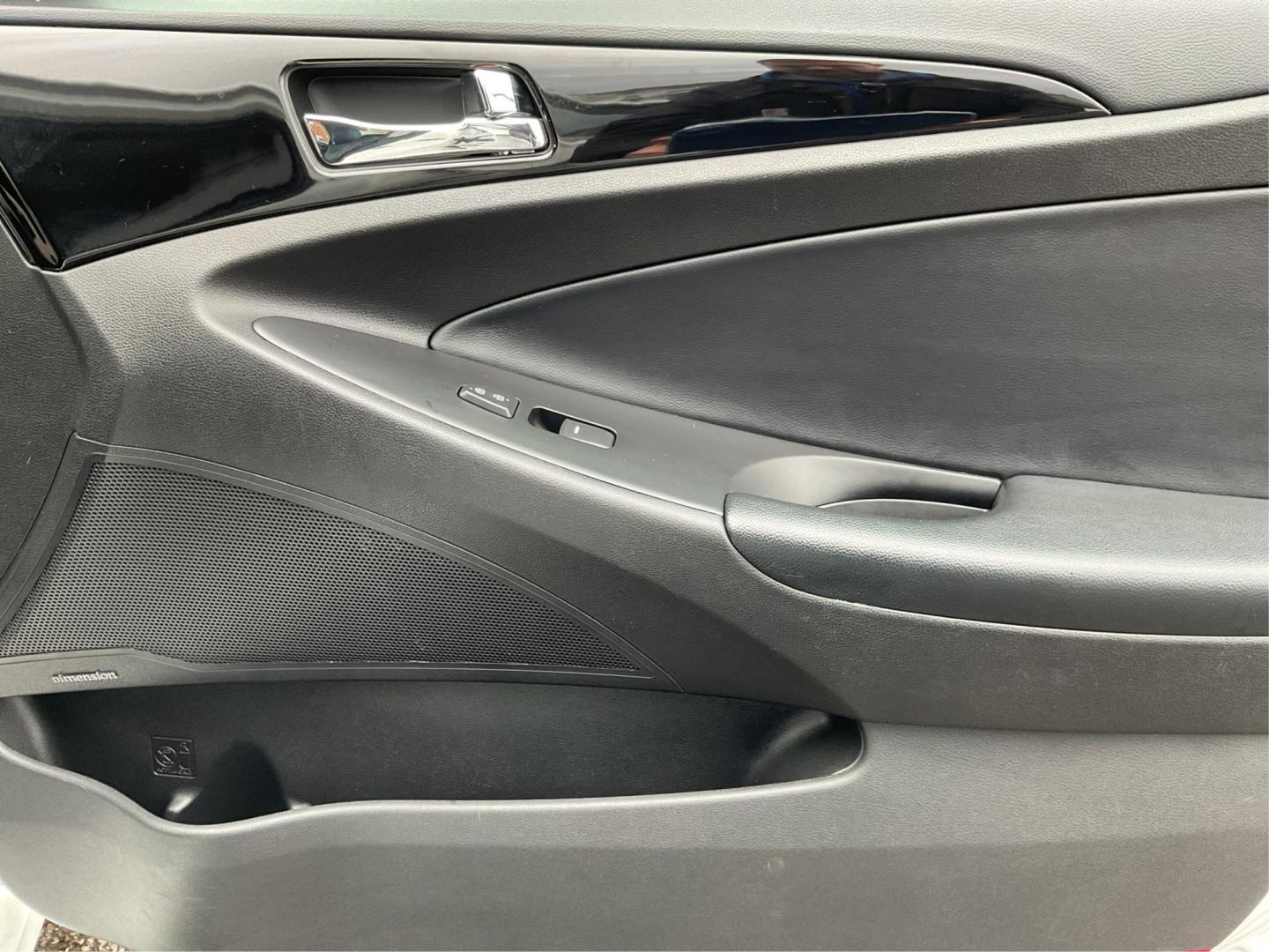 2012 Hyundai Sonata Limited 2.0T (5NPEC4AB7CH) with an 2L I-4 gasoline direct injection engine, located at 1184 Kauffman Ave, Fairborn, OH, 45324, (937) 908-9800, 39.807072, -84.030914 - 2012 Hyundai Sonata Limited 2.0T - Photo#18