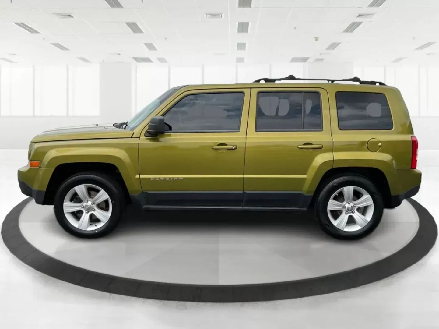 2012 Jeep Patriot Latitude 2WD (1C4NJPFA7CD) with an 2.0L L4 DOHC 16V engine, located at 401 Woodman Dr, Riverside, OH, 45431, (937) 908-9800, 39.760899, -84.123421 - 2012 Jeep Patriot Latitude 2WD - Photo#5