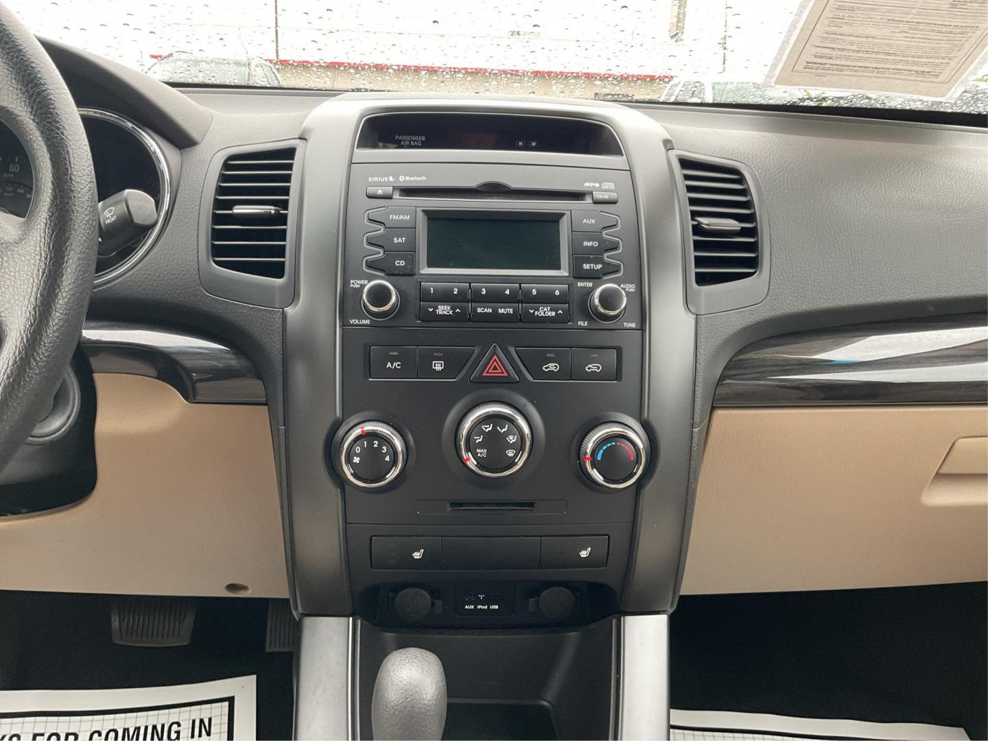 2012 Kia Sorento LX (5XYKTDA6XCG) with an 2.4L I-4 gasoline direct injection engine, located at 880 E. National Road, Vandalia, OH, 45377, (937) 908-9800, 39.891918, -84.183594 - One Owner - Photo#13