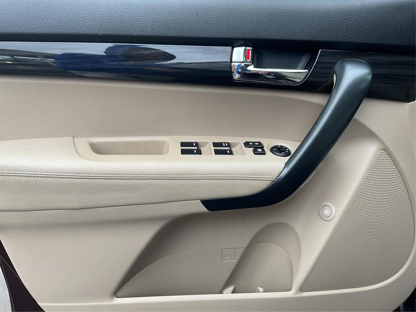 2012 Kia Sorento LX (5XYKTDA6XCG) with an 2.4L I-4 gasoline direct injection engine, located at 880 E. National Road, Vandalia, OH, 45377, (937) 908-9800, 39.891918, -84.183594 - One Owner - Photo#17