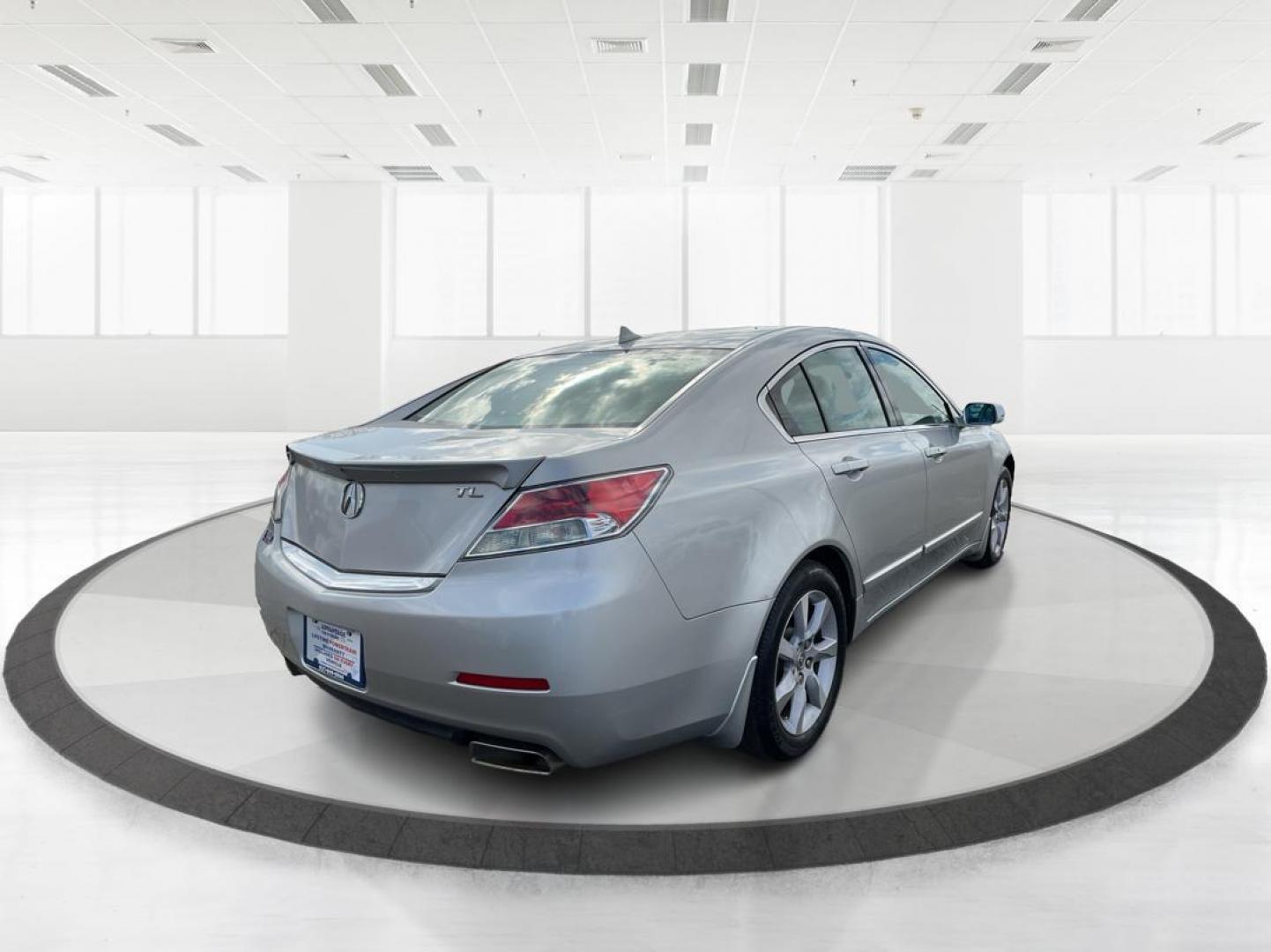 2013 Acura TL 3.5 (19UUA8F57DA) with an 3.5L V-6 variable valve control engine, located at 401 Woodman Dr, Riverside, OH, 45431, (937) 908-9800, 39.760899, -84.123421 - 2013 Acura TL 3.5 - Photo#2