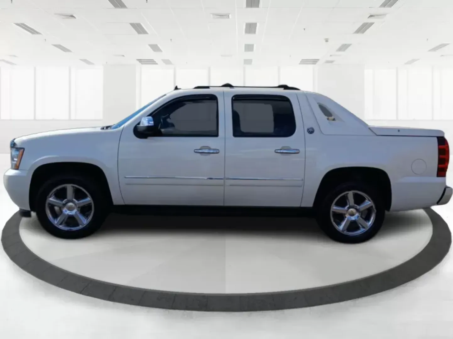 2013 Chevrolet Avalanche LTZ 4WD (3GNTKGE78DG) with an 5.3L V8 OHV 16V FFV engine, 4-Speed Automatic transmission, located at 8750 N County Rd 25A, Piqua, OH, 45356, (937) 908-9800, 40.164391, -84.232513 - 2013 Chevrolet Avalanche LTZ 4WD - Photo#6