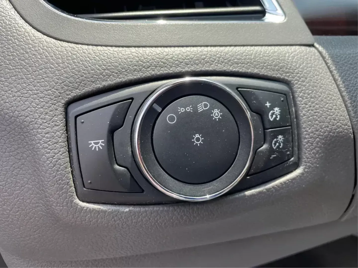 2013 Ford Edge Limited (2FMDK4KCXDB) with an 3.5L V-6 DOHC engine, located at 4508 South Dixie Dr, Moraine, OH, 45439, (937) 908-9800, 39.689976, -84.218452 - **Discover Your Next Adventure with the 2013 Ford Edge Limited at Advantage Car and Credit!**<br /> <br /> Are you ready to elevate your driving experience? Whether you're commuting to work, shuttling the kids to school, or planning weekend getaways, the 2013 Ford Edge Limited is the versatile SUV t - Photo#16
