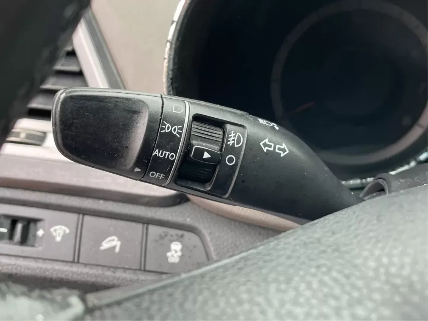 2013 Mineral Gray Hyundai Santa Fe Sport 2.4 AWD (5XYZUDLBXDG) with an 2.4L L4 DOHC 16V engine, 6-Speed Automatic transmission, located at 1184 Kauffman Ave, Fairborn, OH, 45324, (937) 908-9800, 39.807072, -84.030914 - 2013 Hyundai Santa Fe Sport 2.4 AWD - Photo#16
