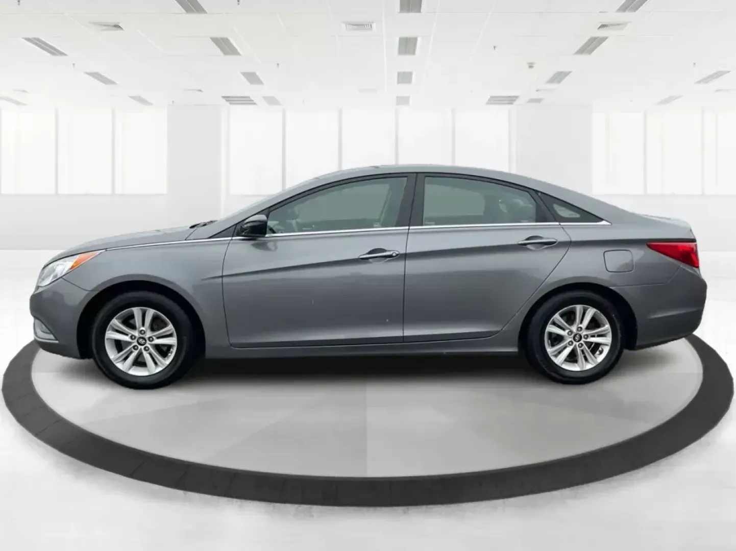 2013 Gray Hyundai Sonata GLS (5NPEB4AC5DH) with an 2.4L L4 DOHC 16V engine, 6-Speed Automatic transmission, located at 8750 N County Rd 25A, Piqua, OH, 45356, (937) 908-9800, 40.164391, -84.232513 - **Embrace the Open Road with the 2013 Hyundai Sonata A Perfect Companion for Life's Journeys!**<br /> <br /> Are you in the market for an affordable, reliable vehicle that can seamlessly adapt to your lifestyle? Look no further than the 2013 Hyundai Sonata, priced competitively at just $13,995! Thi - Photo#5