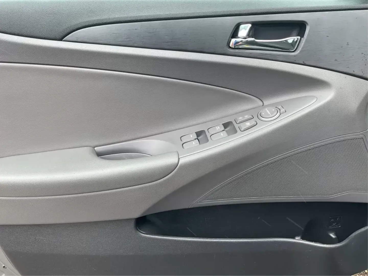 2013 Gray Hyundai Sonata GLS (5NPEB4AC5DH) with an 2.4L L4 DOHC 16V engine, 6-Speed Automatic transmission, located at 8750 N County Rd 25A, Piqua, OH, 45356, (937) 908-9800, 40.164391, -84.232513 - **Embrace the Open Road with the 2013 Hyundai Sonata A Perfect Companion for Life's Journeys!**<br /> <br /> Are you in the market for an affordable, reliable vehicle that can seamlessly adapt to your lifestyle? Look no further than the 2013 Hyundai Sonata, priced competitively at just $13,995! Thi - Photo#17