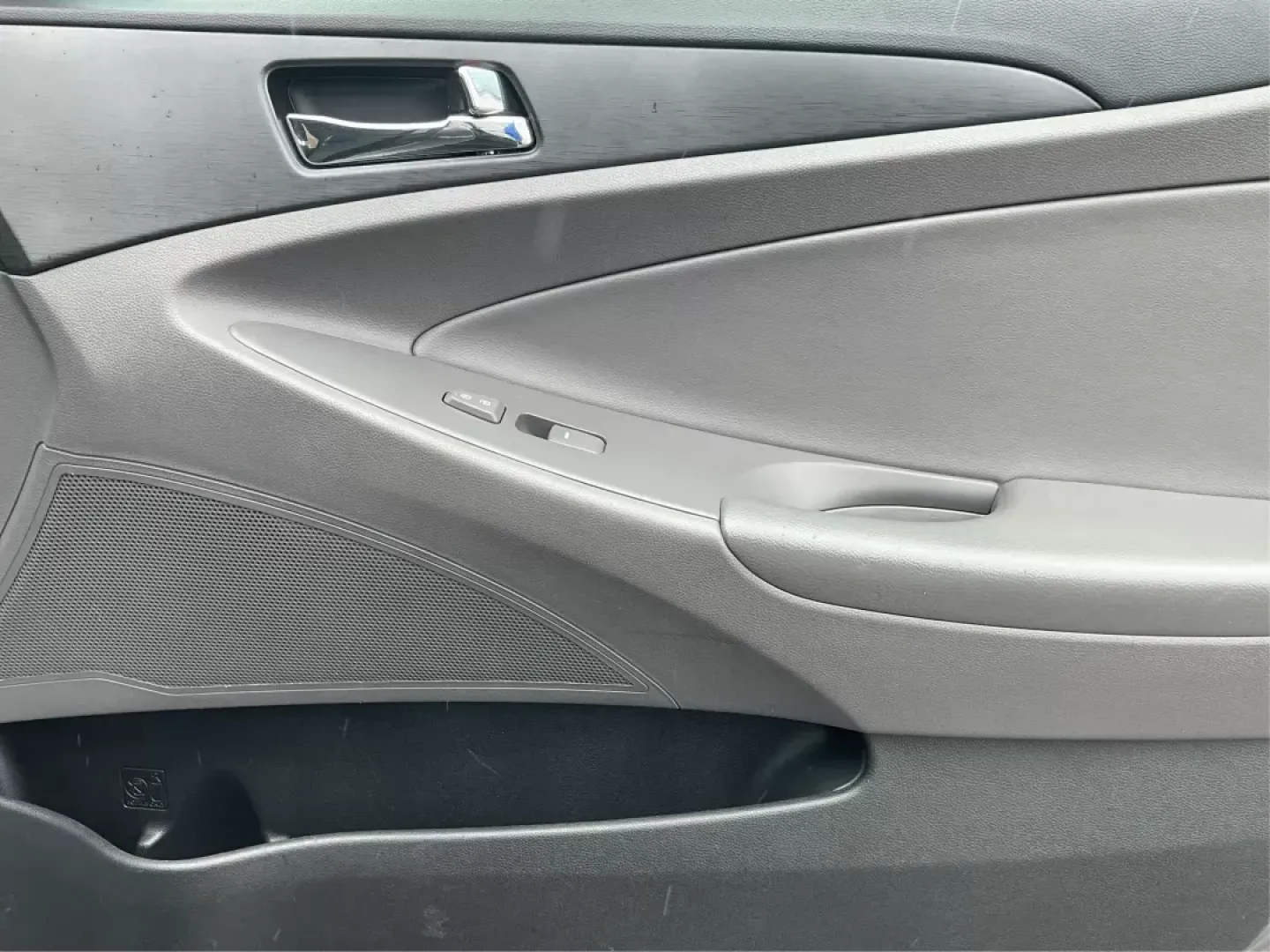 2013 Gray Hyundai Sonata GLS (5NPEB4AC5DH) with an 2.4L L4 DOHC 16V engine, 6-Speed Automatic transmission, located at 8750 N County Rd 25A, Piqua, OH, 45356, (937) 908-9800, 40.164391, -84.232513 - **Embrace the Open Road with the 2013 Hyundai Sonata A Perfect Companion for Life's Journeys!**<br /> <br /> Are you in the market for an affordable, reliable vehicle that can seamlessly adapt to your lifestyle? Look no further than the 2013 Hyundai Sonata, priced competitively at just $13,995! Thi - Photo#18