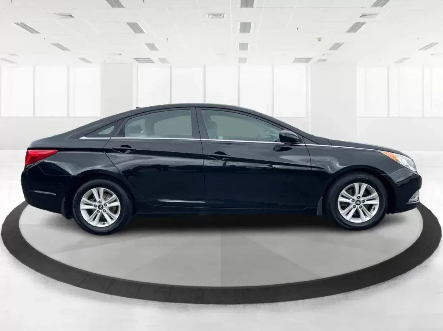 2013 Hyundai Sonata GLS (5NPEB4AC5DH) with an 2.4L I-4 gasoline direct injection engine, located at 880 E. National Road, Vandalia, OH, 45377, (937) 908-9800, 39.891918, -84.183594 - 2013 Hyundai Sonata GLS - Photo#1