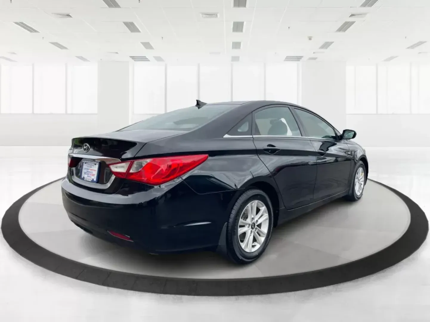 2013 Hyundai Sonata GLS (5NPEB4AC5DH) with an 2.4L I-4 gasoline direct injection engine, located at 880 E. National Road, Vandalia, OH, 45377, (937) 908-9800, 39.891918, -84.183594 - 2013 Hyundai Sonata GLS - Photo#2