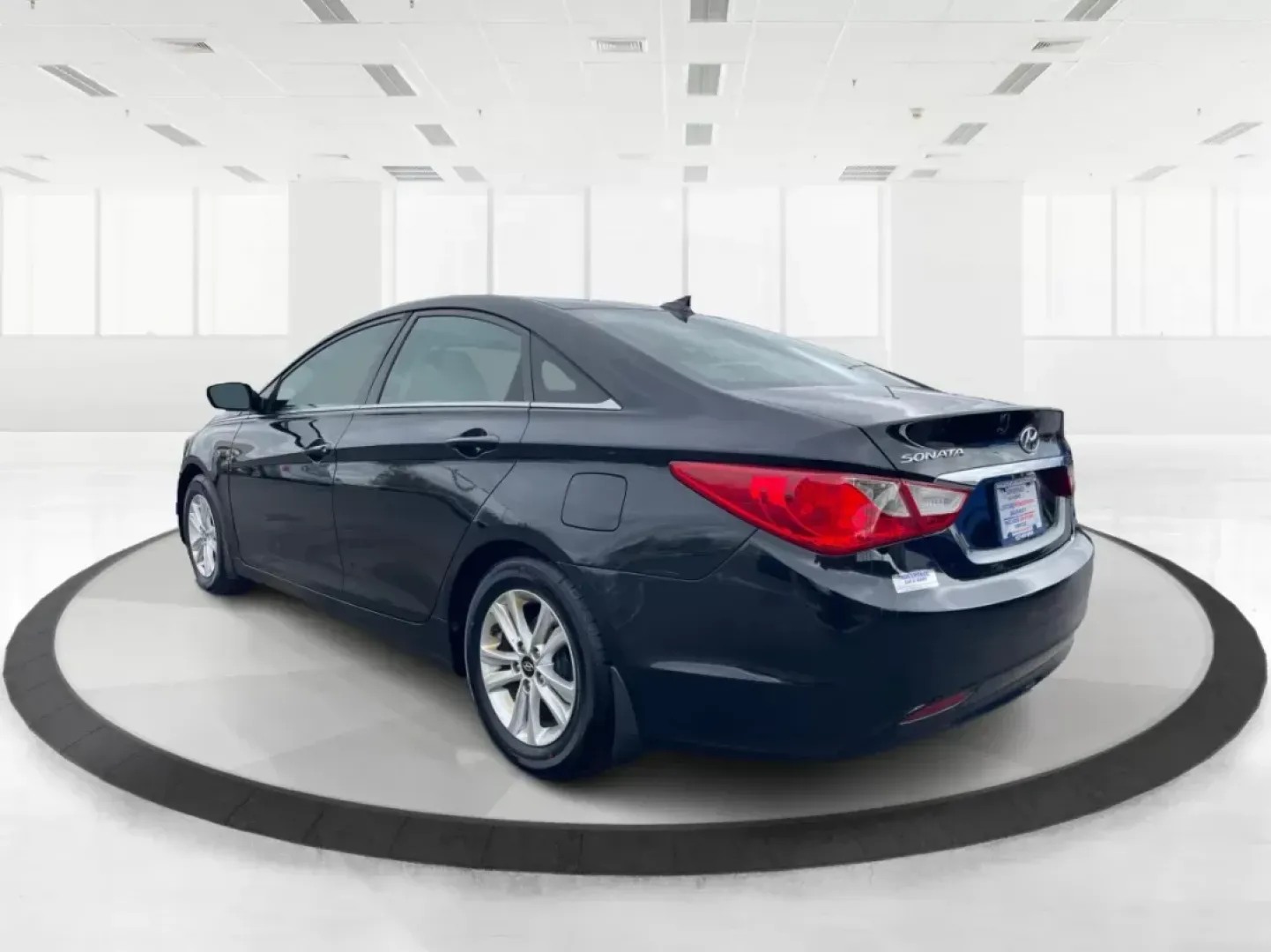 2013 Hyundai Sonata GLS (5NPEB4AC5DH) with an 2.4L I-4 gasoline direct injection engine, located at 880 E. National Road, Vandalia, OH, 45377, (937) 908-9800, 39.891918, -84.183594 - 2013 Hyundai Sonata GLS - Photo#4