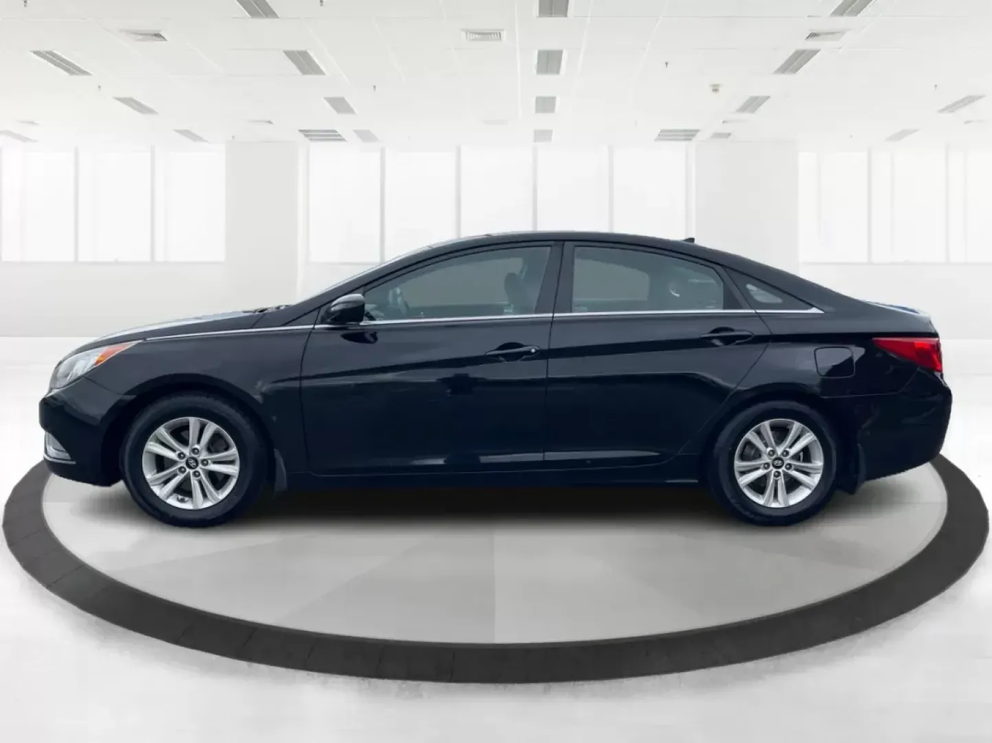 2013 Hyundai Sonata GLS (5NPEB4AC5DH) with an 2.4L I-4 gasoline direct injection engine, located at 880 E. National Road, Vandalia, OH, 45377, (937) 908-9800, 39.891918, -84.183594 - 2013 Hyundai Sonata GLS - Photo#5