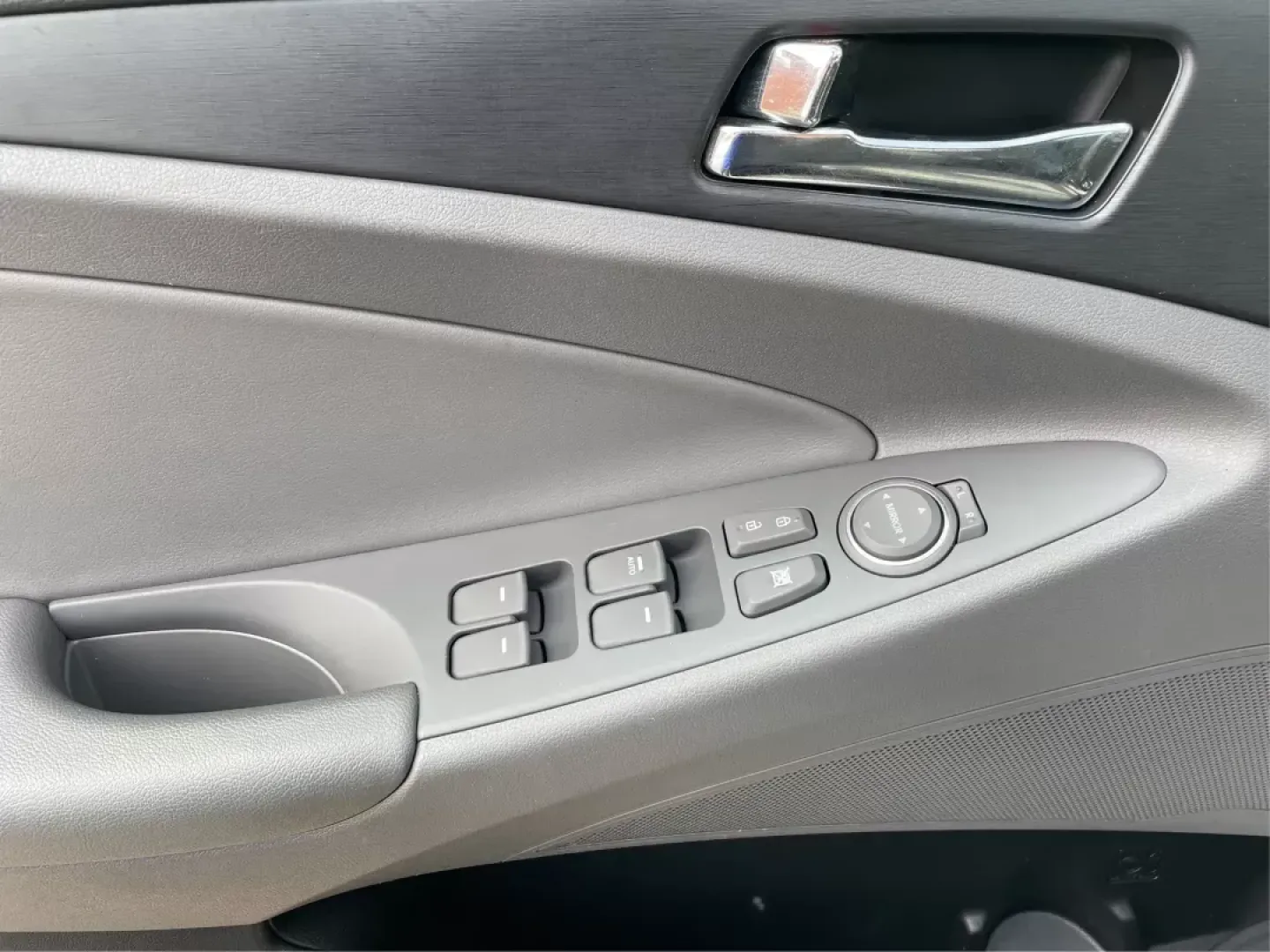 2013 Hyundai Sonata GLS (5NPEB4AC1DH) with an 2.4L I-4 gasoline direct injection engine, located at 8750 N County Rd 25A, Piqua, OH, 45356, (937) 908-9800, 40.164391, -84.232513 - One Owner - Photo#18