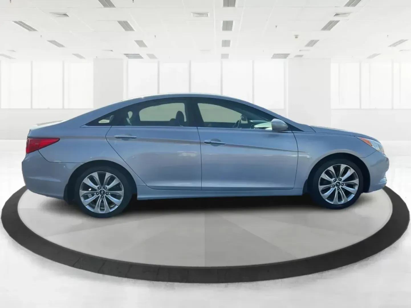 2013 Hyundai Sonata SE (5NPEC4AC8DH) with an 2.4L I-4 gasoline direct injection engine, located at 880 E. National Road, Vandalia, OH, 45377, (937) 908-9800, 39.891918, -84.183594 - **Drive Your Future with the 2013 Hyundai Sonata SE: Perfect for Fairborn Commuters!**<br /> <br /> Are you ready to elevate your driving experience? The 2013 Hyundai Sonata SE is here, perfect for those long commutes or weekend getaways. With its stylish design and spacious interior, this sedan is - Photo#1