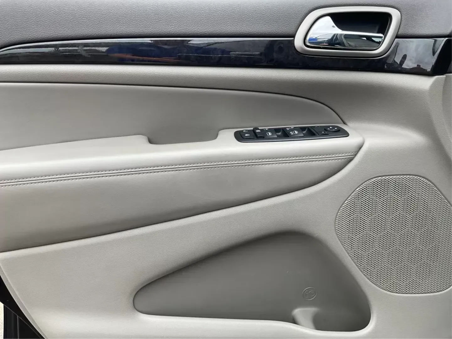 2013 Jeep Grand Cherokee Laredo (1C4RJFAGXDC) with an Other engine, located at 8750 N County Rd 25A, Piqua, OH, 45356, (937) 908-9800, 40.164391, -84.232513 - 2013 Jeep Grand Cherokee Laredo - Photo#19