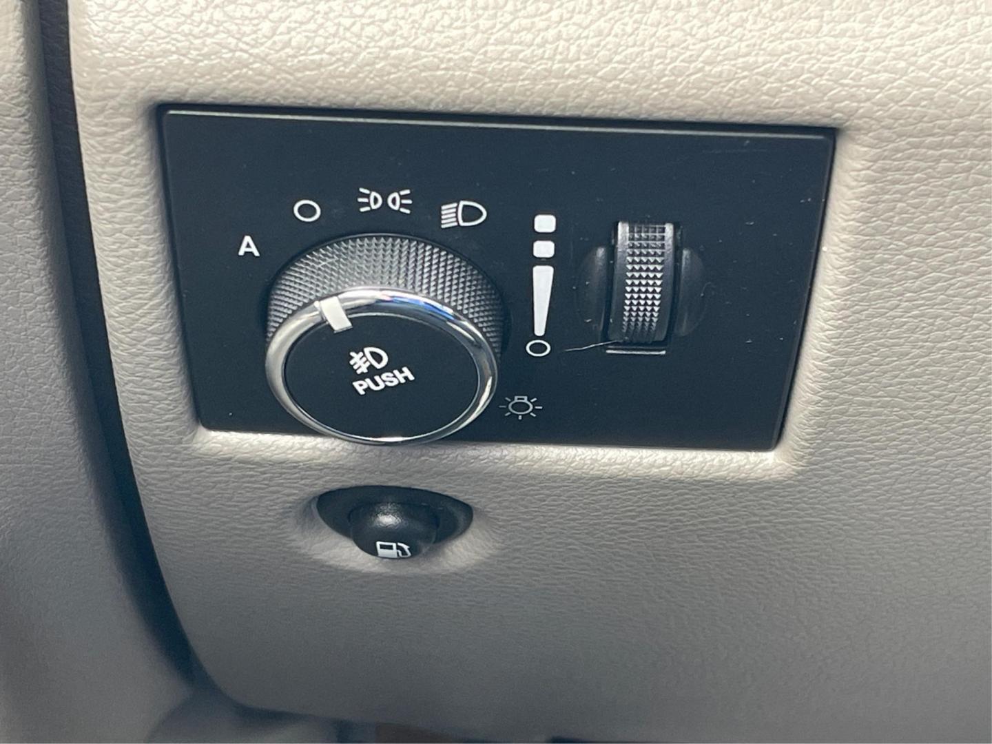 2013 Jeep Grand Cherokee Laredo (1C4RJFAG8DC) with an 3.6L V-6 DOHC engine, located at 880 E. National Road, Vandalia, OH, 45377, (937) 908-9800, 39.891918, -84.183594 - 2013 Jeep Grand Cherokee Laredo - Photo#16