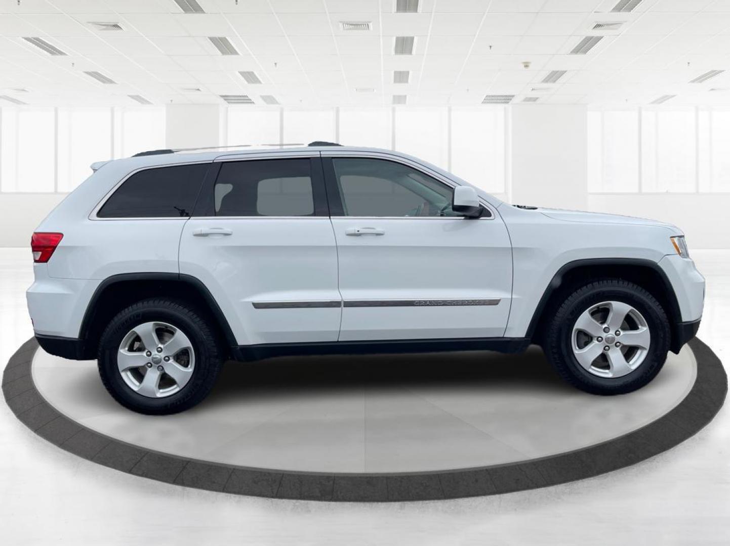 2013 Jeep Grand Cherokee Laredo (1C4RJFAG8DC) with an 3.6L V-6 DOHC engine, located at 880 E. National Road, Vandalia, OH, 45377, (937) 908-9800, 39.891918, -84.183594 - 2013 Jeep Grand Cherokee Laredo - Photo#1