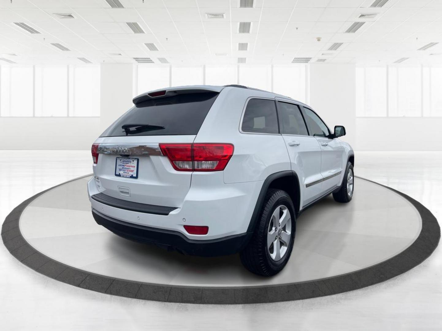 2013 Jeep Grand Cherokee Laredo (1C4RJFAG8DC) with an 3.6L V-6 DOHC engine, located at 880 E. National Road, Vandalia, OH, 45377, (937) 908-9800, 39.891918, -84.183594 - 2013 Jeep Grand Cherokee Laredo - Photo#2