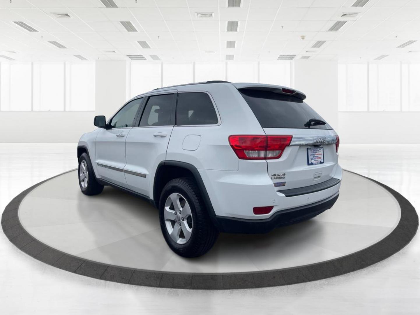 2013 Jeep Grand Cherokee Laredo (1C4RJFAG8DC) with an 3.6L V-6 DOHC engine, located at 880 E. National Road, Vandalia, OH, 45377, (937) 908-9800, 39.891918, -84.183594 - 2013 Jeep Grand Cherokee Laredo - Photo#4