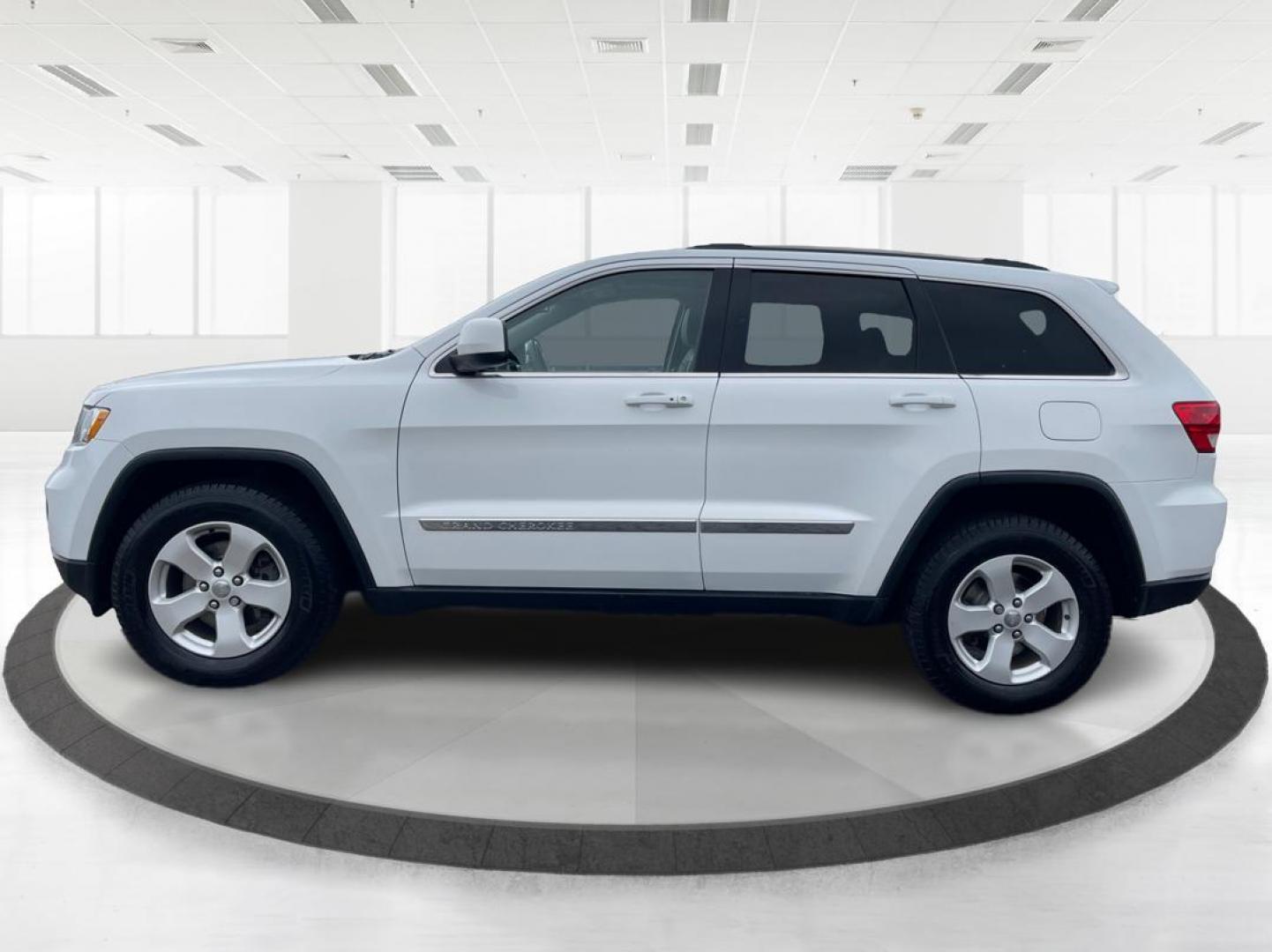 2013 Jeep Grand Cherokee Laredo (1C4RJFAG8DC) with an 3.6L V-6 DOHC engine, located at 880 E. National Road, Vandalia, OH, 45377, (937) 908-9800, 39.891918, -84.183594 - 2013 Jeep Grand Cherokee Laredo - Photo#5