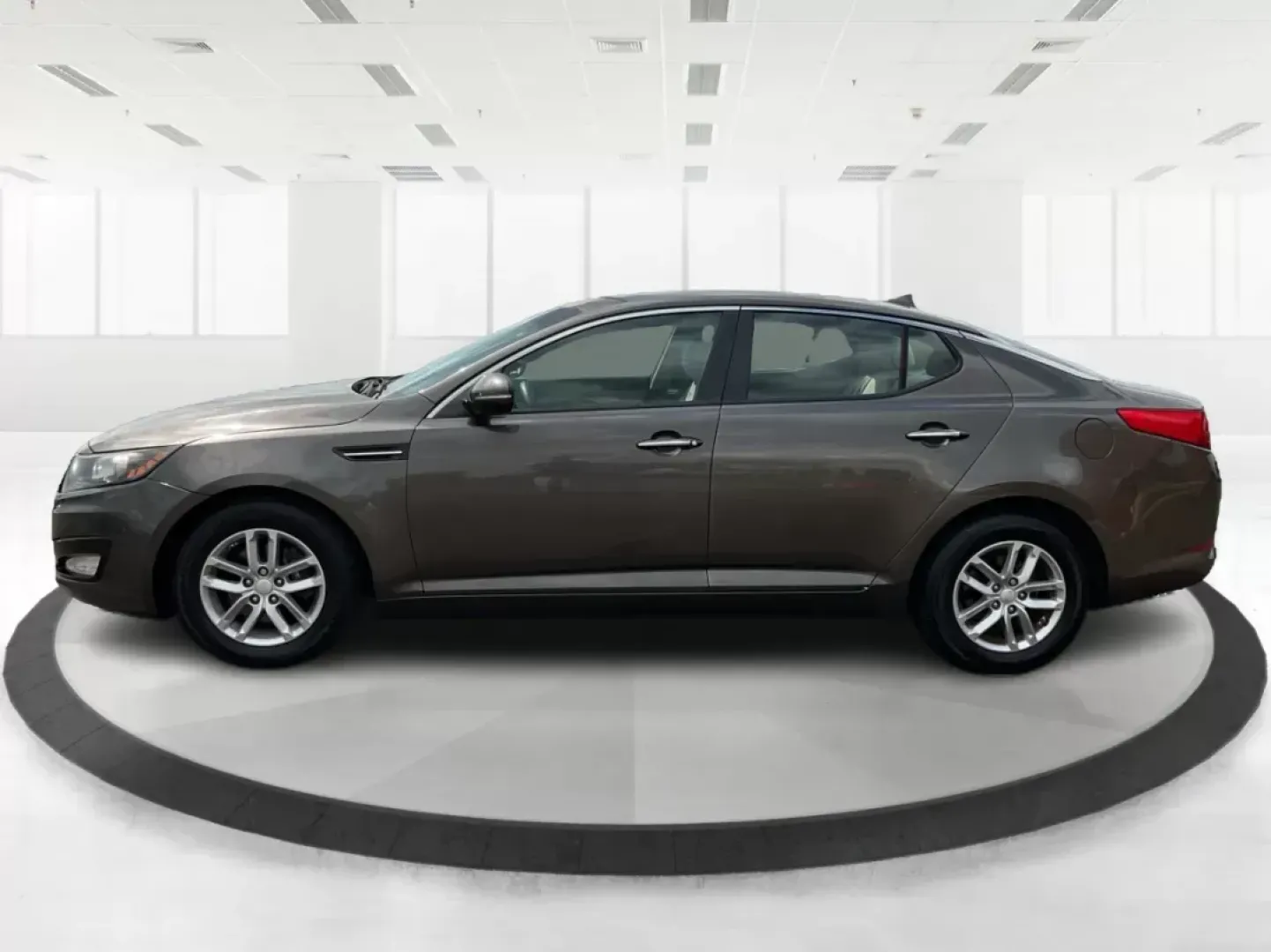 2013 Kia Optima LX (5XXGM4A71DG) with an 2.4L I-4 gasoline direct injection engine, located at 880 E. National Road, Vandalia, OH, 45377, (937) 908-9800, 39.891918, -84.183594 - 2013 Kia Optima LX - Photo#5