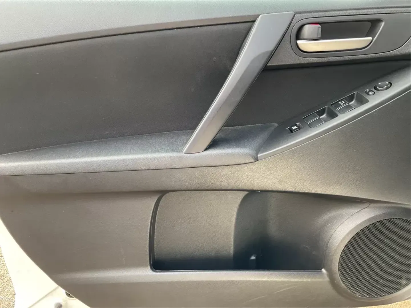 2013 Mazda Mazda3 i SV (JM1BL1TF0D1) with an 2L I-4 DOHC engine, located at 1184 Kauffman Ave, Fairborn, OH, 45324, (937) 908-9800, 39.807072, -84.030914 - 2013 Mazda Mazda3 i SV - Photo#17