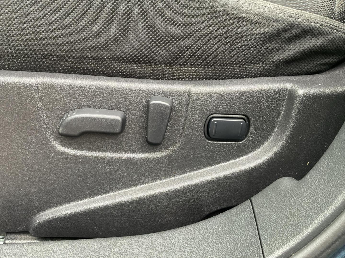 2013 Nissan Rogue SV (JN8AS5MV7DW) with an 2.5L I-4 DOHC engine, located at 1230 East Main St, Xenia, OH, 45385, (937) 908-9800, 39.688026, -83.910172 - 2013 Nissan Rogue SV - Photo#16