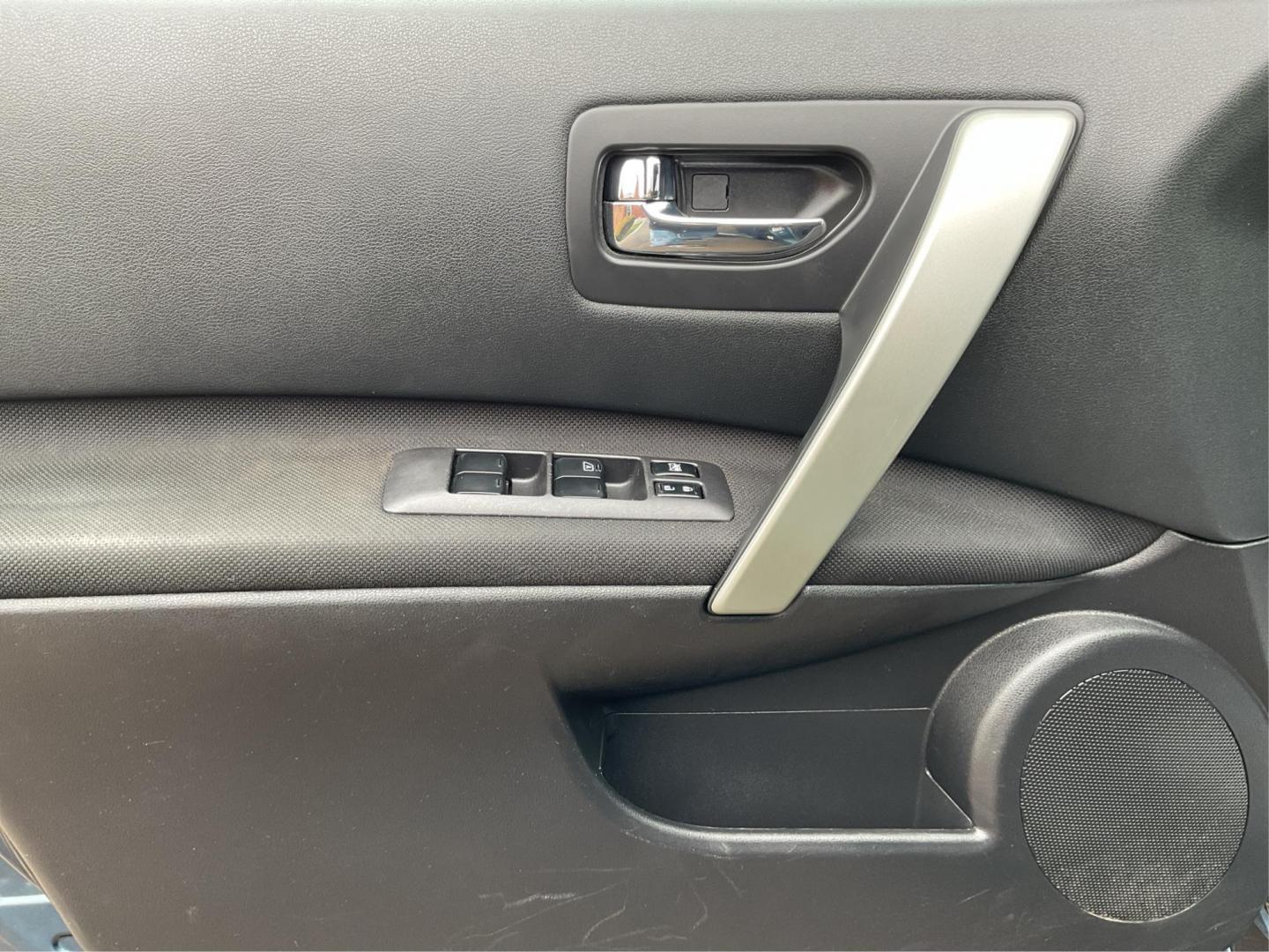 2013 Nissan Rogue SV (JN8AS5MV7DW) with an 2.5L I-4 DOHC engine, located at 1230 East Main St, Xenia, OH, 45385, (937) 908-9800, 39.688026, -83.910172 - 2013 Nissan Rogue SV - Photo#17