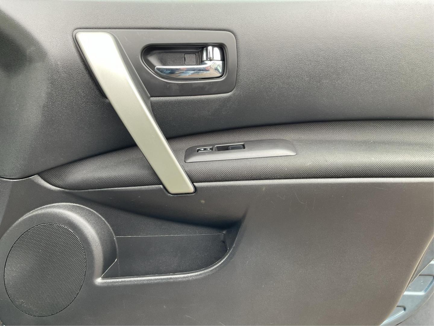 2013 Nissan Rogue SV (JN8AS5MV7DW) with an 2.5L I-4 DOHC engine, located at 1230 East Main St, Xenia, OH, 45385, (937) 908-9800, 39.688026, -83.910172 - 2013 Nissan Rogue SV - Photo#18