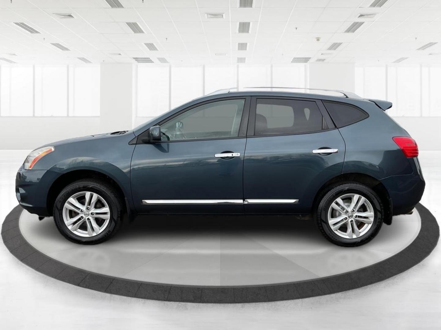 2013 Nissan Rogue SV (JN8AS5MV7DW) with an 2.5L I-4 DOHC engine, located at 1230 East Main St, Xenia, OH, 45385, (937) 908-9800, 39.688026, -83.910172 - 2013 Nissan Rogue SV - Photo#5