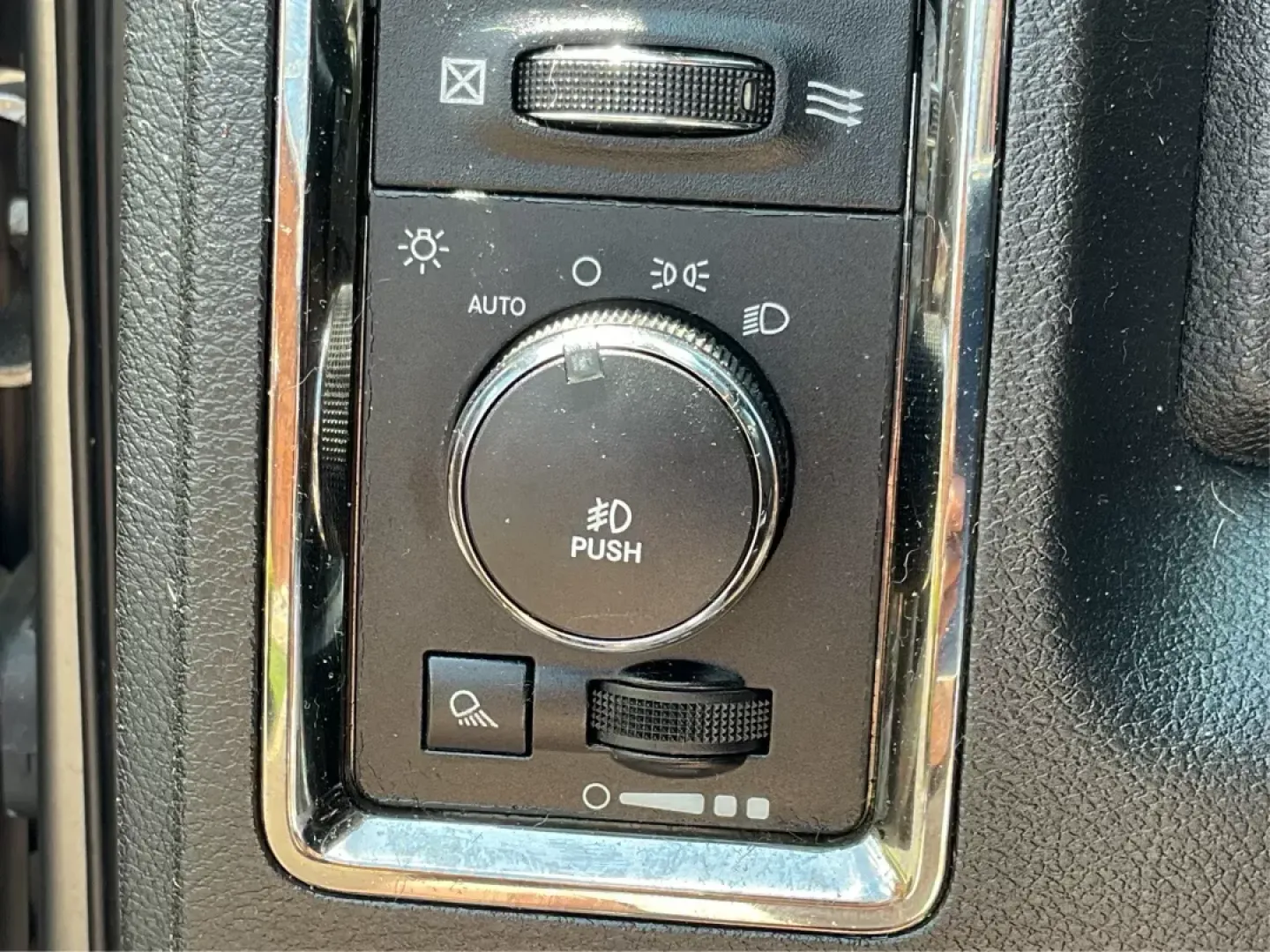 2013 Ram 1500 Sport (1C6RR7MT6DS) with an HEMI 5.7L V-8 variable valve control engine, located at 1951 S Dayton Lakeview Rd., New Carlisle, OH, 45344, (937) 908-9800, 39.890999, -84.050255 - Discover the perfect blend of performance and practicality with this stunning 2013 Ram 1500 Sport Crew Cab, now available at Advantage Car and Credit in Fairborn, OH! Whether you're tackling daily commutes, heading out for a weekend adventure, or need a reliable vehicle for your growing family, this - Photo#14