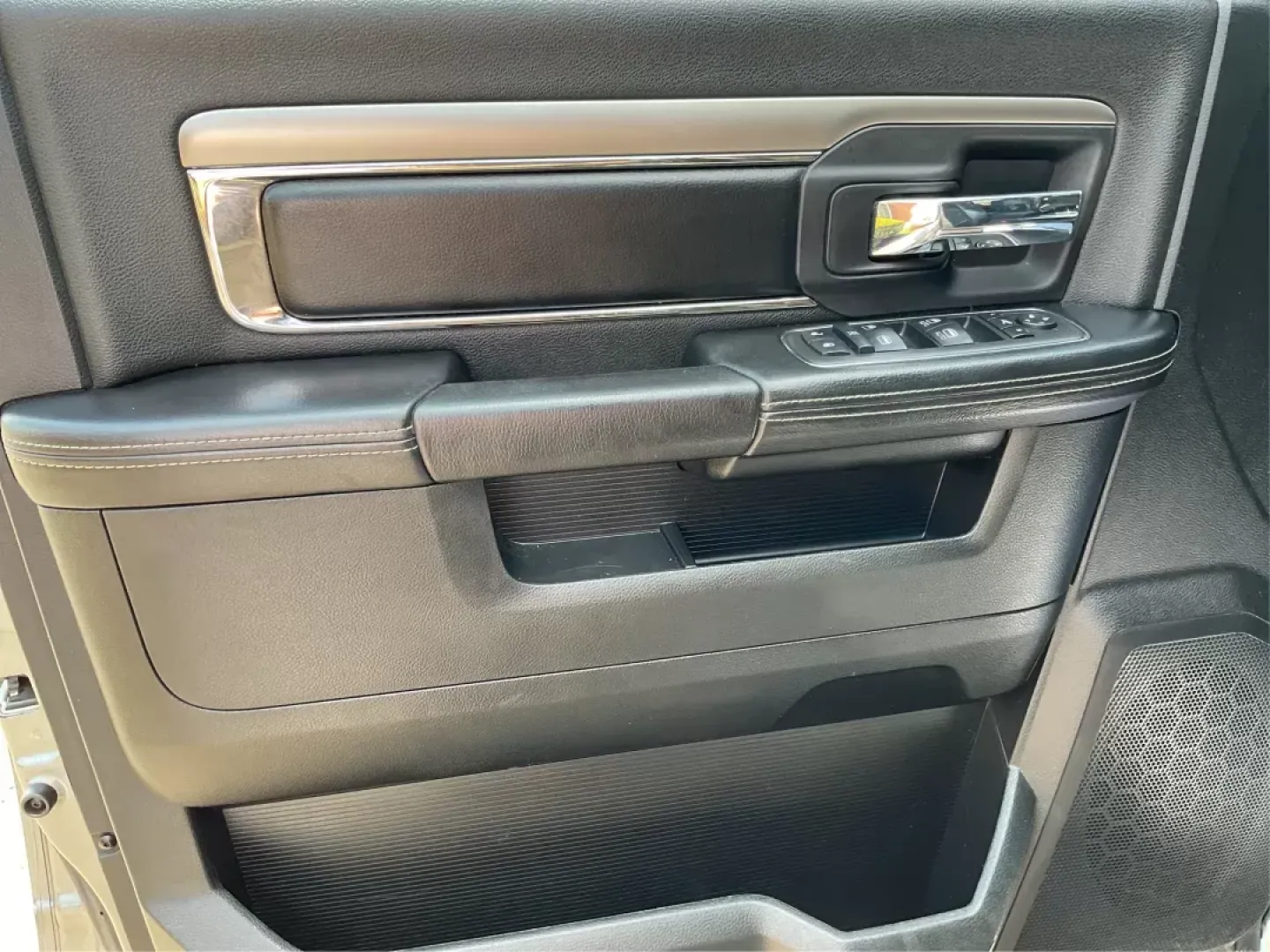 2013 Ram 1500 Sport (1C6RR7MT6DS) with an HEMI 5.7L V-8 variable valve control engine, located at 1951 S Dayton Lakeview Rd., New Carlisle, OH, 45344, (937) 908-9800, 39.890999, -84.050255 - Discover the perfect blend of performance and practicality with this stunning 2013 Ram 1500 Sport Crew Cab, now available at Advantage Car and Credit in Fairborn, OH! Whether you're tackling daily commutes, heading out for a weekend adventure, or need a reliable vehicle for your growing family, this - Photo#16