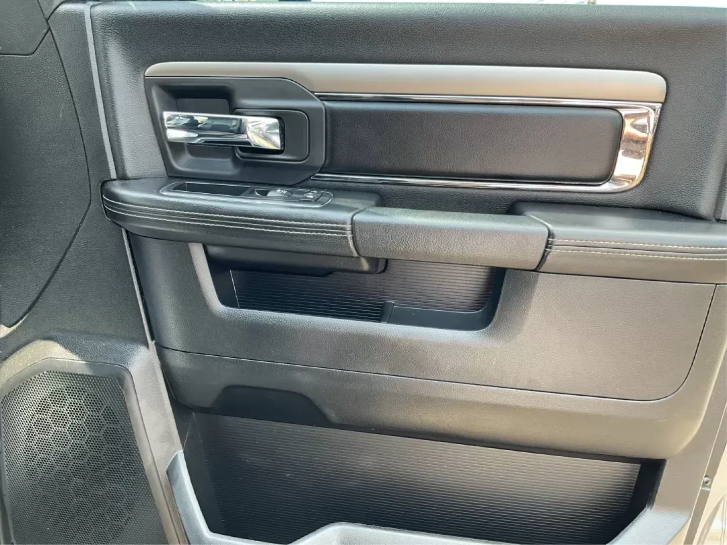 2013 Ram 1500 Sport (1C6RR7MT6DS) with an HEMI 5.7L V-8 variable valve control engine, located at 1951 S Dayton Lakeview Rd., New Carlisle, OH, 45344, (937) 908-9800, 39.890999, -84.050255 - Discover the perfect blend of performance and practicality with this stunning 2013 Ram 1500 Sport Crew Cab, now available at Advantage Car and Credit in Fairborn, OH! Whether you're tackling daily commutes, heading out for a weekend adventure, or need a reliable vehicle for your growing family, this - Photo#17