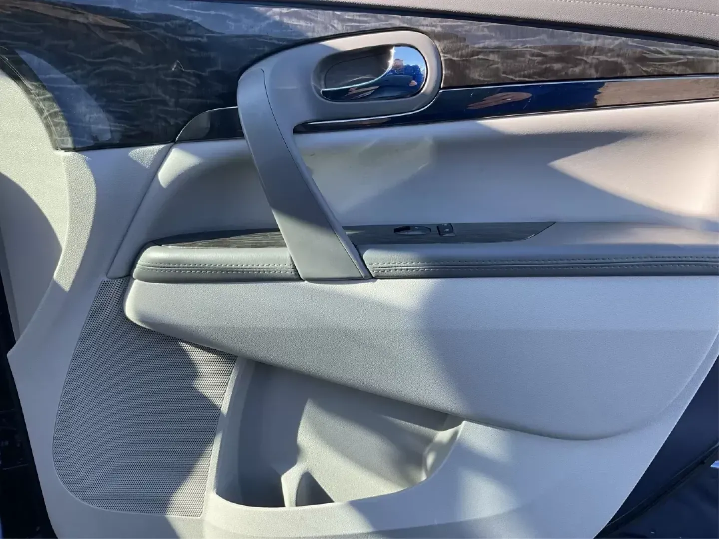 2014 Buick Enclave Leather (5GAKRBKDXEJ) with an 3.6L V-6 gasoline direct injection engine, located at 1230 East Main St, Xenia, OH, 45385, (937) 908-9800, 39.688026, -83.910172 - **Experience Luxury and Comfort with the 2014 Buick Enclave Perfect for Family Adventures!**<br /> <br /> Looking for a reliable vehicle that blends style, comfort, and versatility? Look no further than the 2014 Buick Enclave, available now at Advantage Car and Credit, your premier Buy Here Pay Her - Photo#19