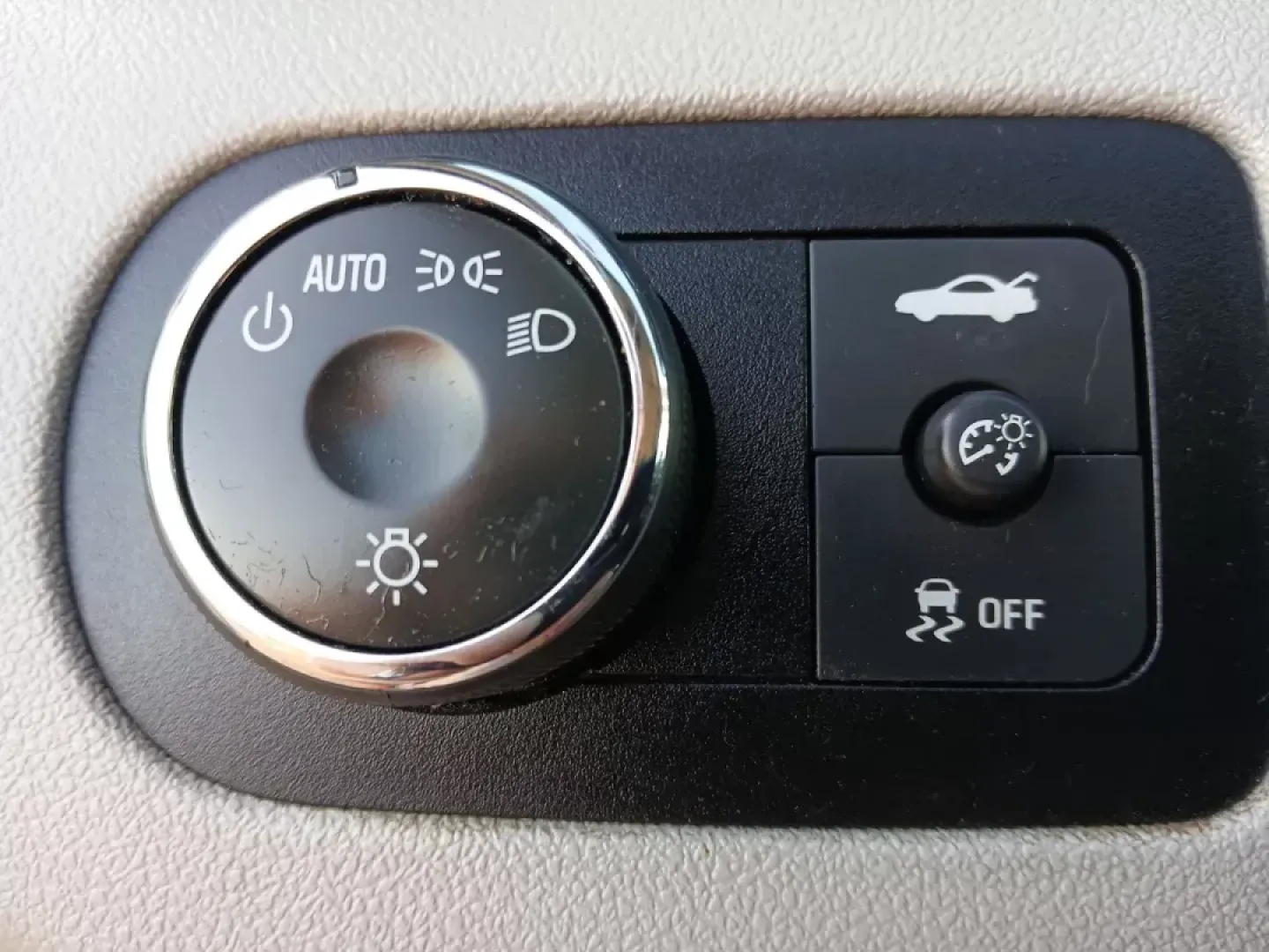 2014 Chevrolet Impala Limited LT (2G1WB5E3XE1) with an 3.6L V6 DOHC 16V FFV engine, 6-Speed Automatic transmission, located at 8750 N County Rd 25A, Piqua, OH, 45356, (937) 908-9800, 40.164391, -84.232513 - 2014 Chevrolet Impala Limited LT - Photo#17