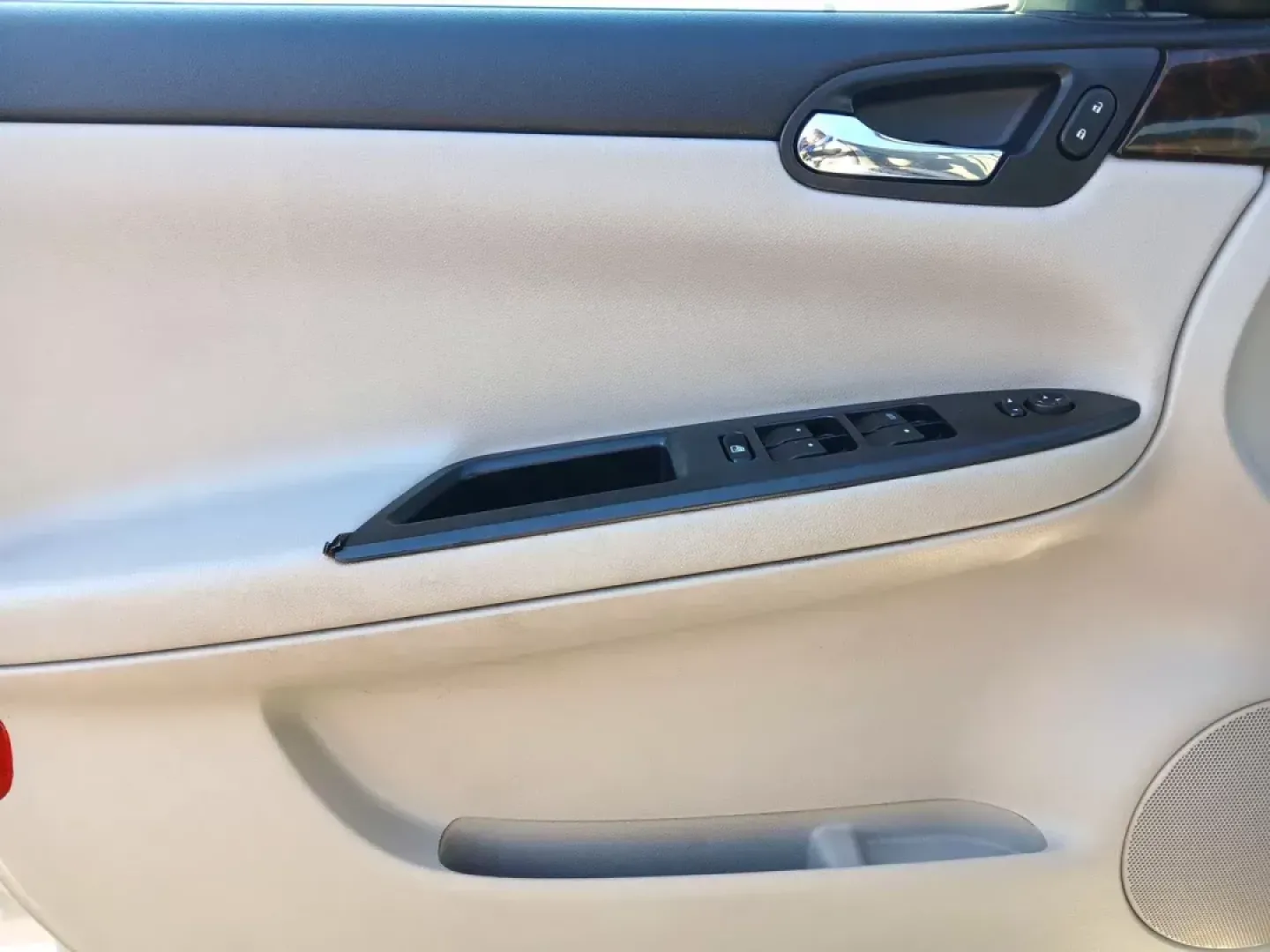 2014 Chevrolet Impala Limited LT (2G1WB5E3XE1) with an 3.6L V6 DOHC 16V FFV engine, 6-Speed Automatic transmission, located at 8750 N County Rd 25A, Piqua, OH, 45356, (937) 908-9800, 40.164391, -84.232513 - 2014 Chevrolet Impala Limited LT - Photo#18